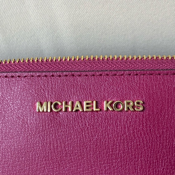 This is a brand new Micheal Kors genuine leather handbag and matching wallet. - Picture 4 of 10